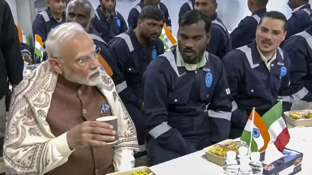 Narendra Modi Visits Indian Labour Camp in Kuwait..