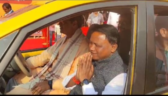 Chief Minister breaks protocol by visiting Nano car