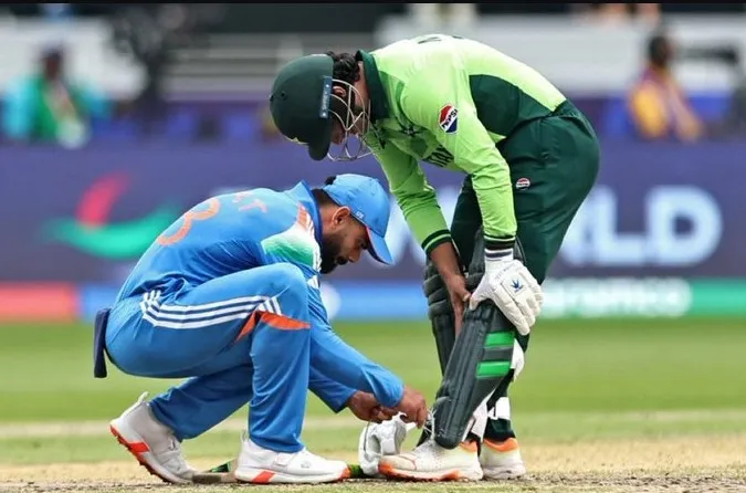 Virat Kohli tied shoelaces Pakistani pacers. Fans say this is what?