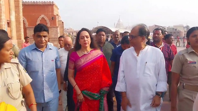 Dream girl Hema Malini reaches Puri and seeks blessings from Lord Jagannath .