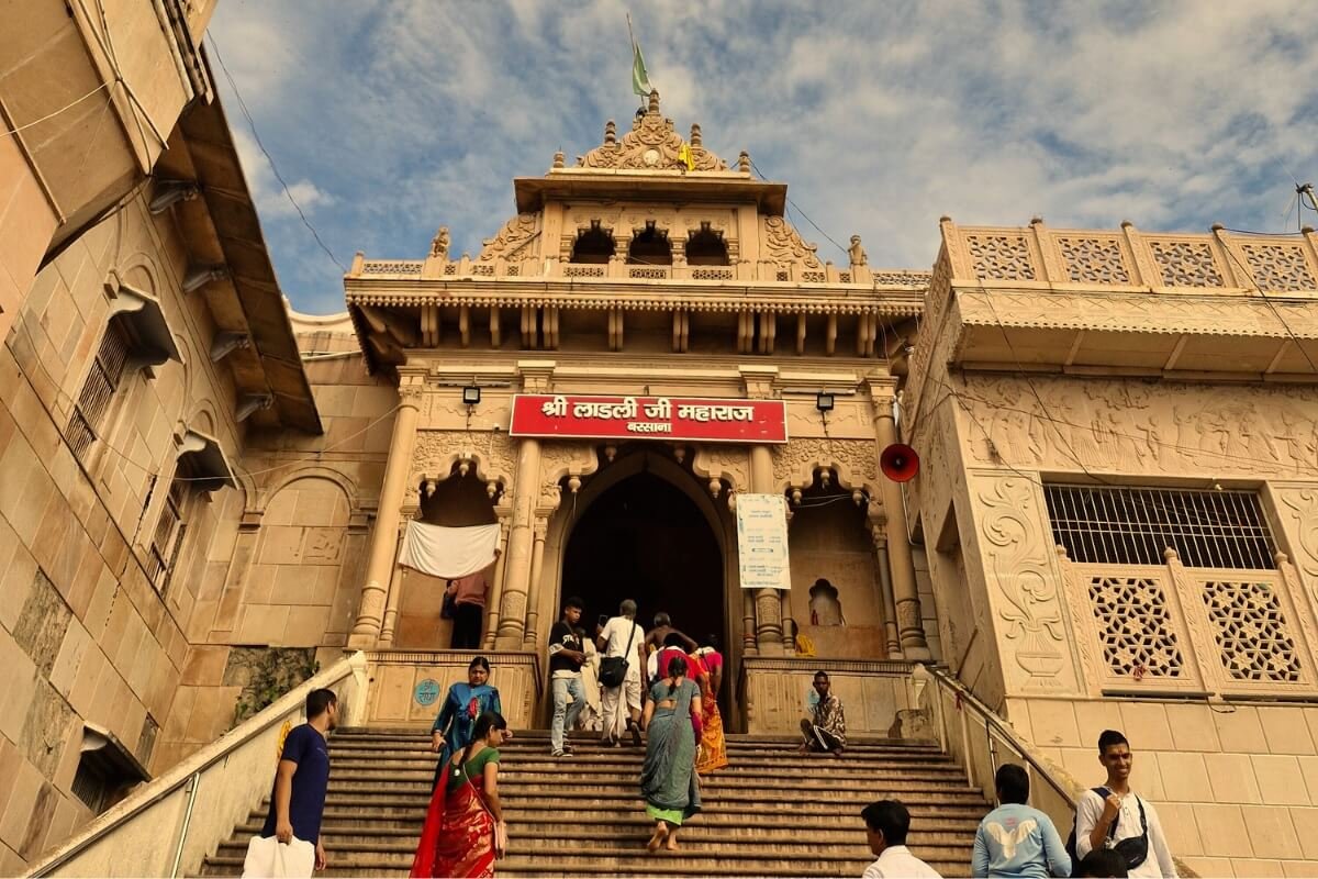 Shri Radha Rani Temple: Where Peacocks Receive The First Offering Before Devotees