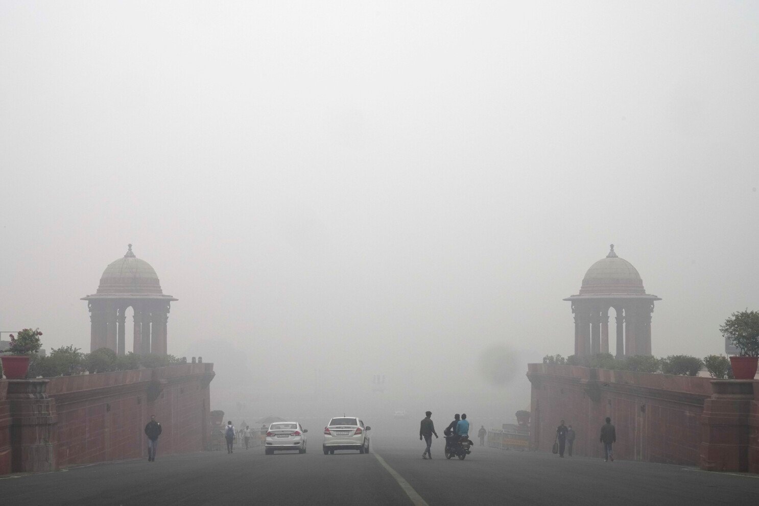 Delhi's Air Quality Deteriorates Sharply, Chandni Chowk Records AQI Above 300