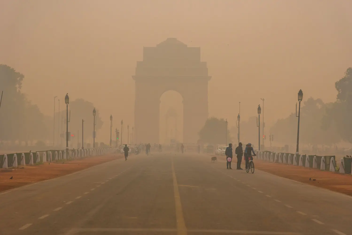 Delhi In Danger Zone : Hit By Pollution ,Offices To Operate With 50% Staff