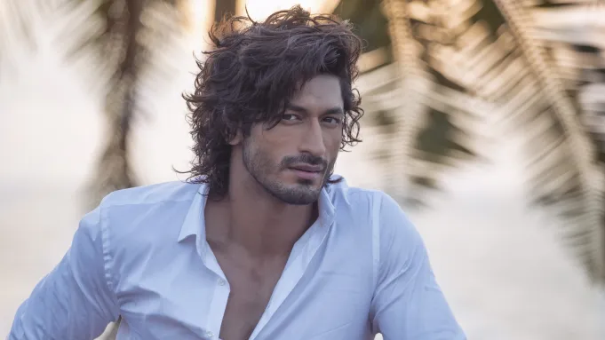 Actor Vidyut Jammwal Performs Dangerous Stunt, Fans Can’t Believe It