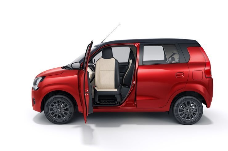 New WagonR Features : Seat Will Turn Towards You As Soon As The Door Opens
