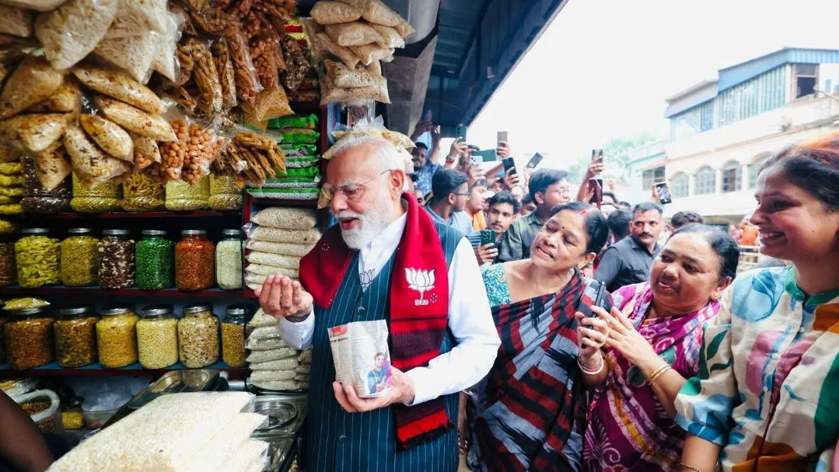 PM Modi Enjoys Jhalmuri in Jhargram, Pays ₹10 with a Smile