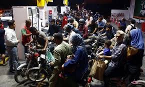 Oil Crisis In Pakistan : Petrol Price Touches Rs 400