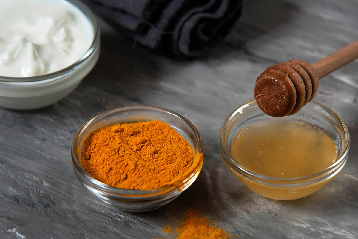 Health Benefits of Honey and Turmeric: Helps In Immunity, Digestion, and Pain Relief